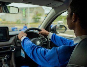 車両を運転する訓練生の様子