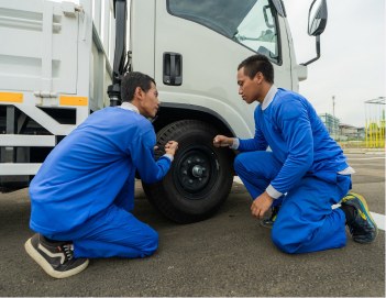 車両点検の実技訓練の様子