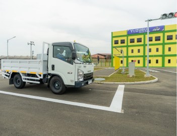 トラックを用いた実車訓練の様子