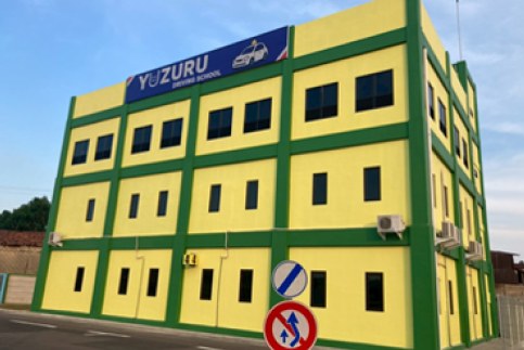 DMI社の教習施設「YUZURU DRIVING SCHOOL」の建物外観